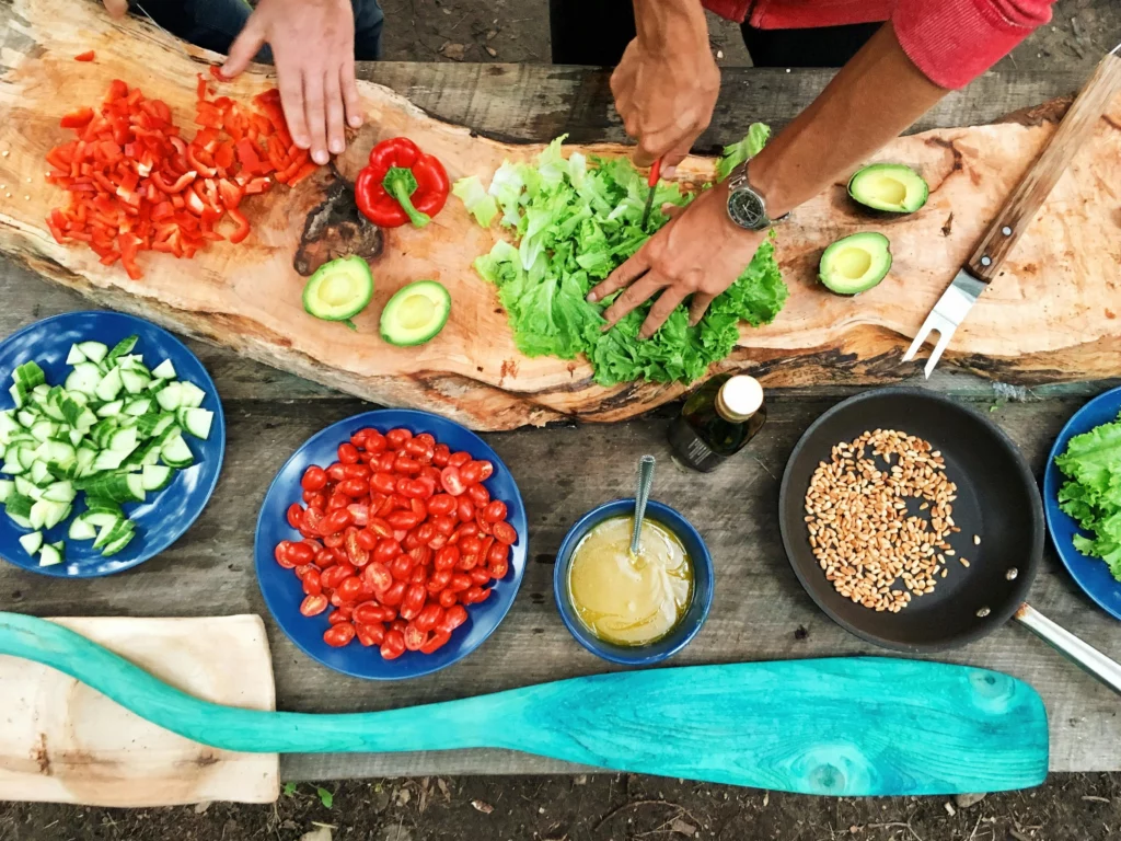 pessoa cozinhando alimentos saudáveis.