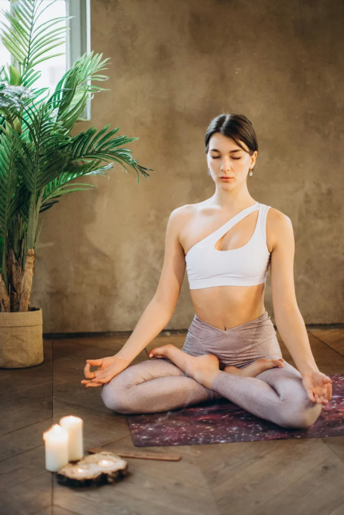 "Mulher meditando em um local tranquilo para superar o desespero."