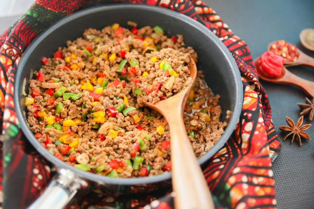 "Carne moída magra grelhada com brócolis e cenouras, ideal para ganho de massa muscular."