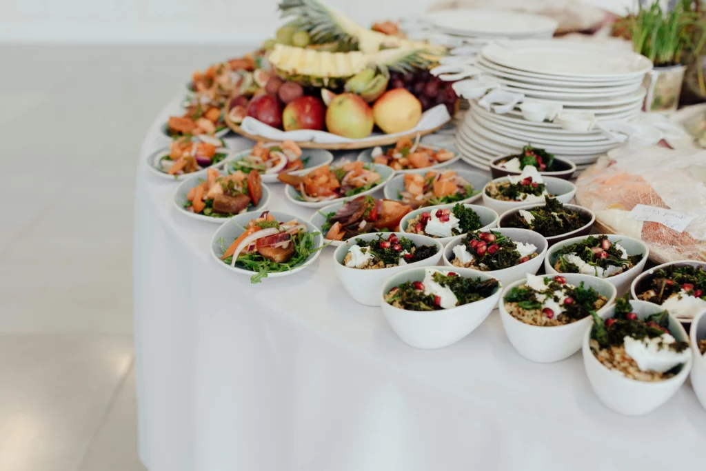 "Mesa com refeições balanceadas, incluindo frango, legumes e amêndoas."